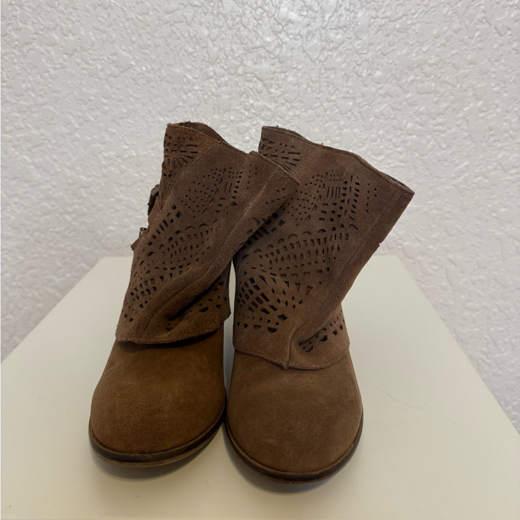 Brand Naughty Monkey  Style Love Story  Color Tan  Size 6